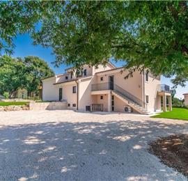 7 bedroom villa with pool in Svetvinčenat, sleeps 14